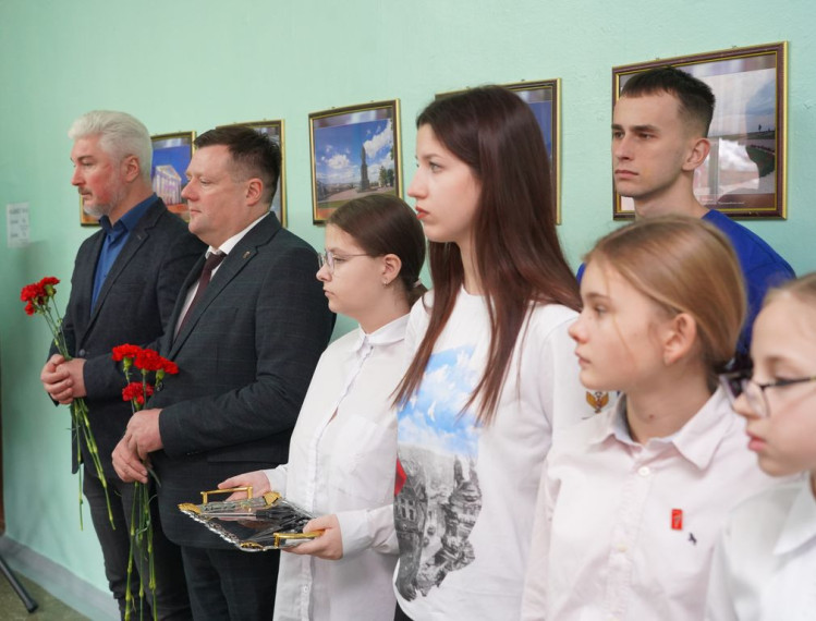 Парта Героя.